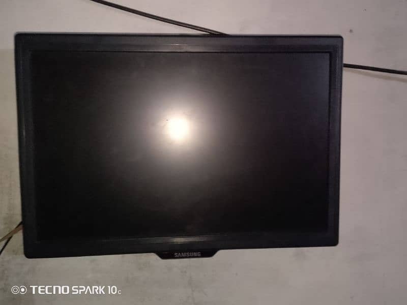 Lcd ha 24 inch ke aur gha l month used ha 2