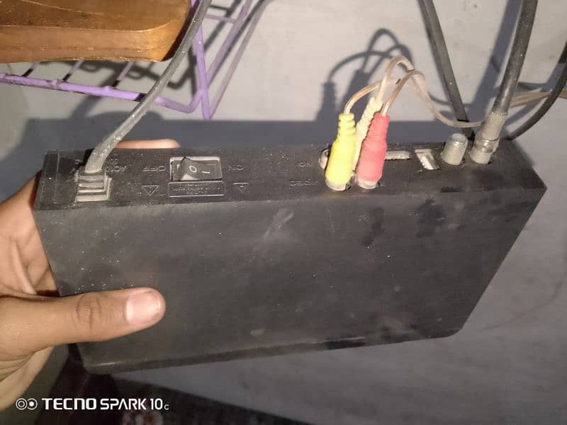 Lcd ha 24 inch ke aur gha l month used ha 3