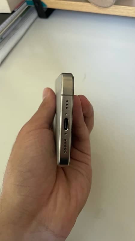 perfect condition iphone 15 pro dual sim. non pta 4