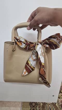 STUNNING BEIGE HANDBAG IN EXCELLENT CONDITION