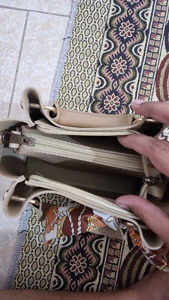 STUNNING BEIGE HANDBAG IN EXCELLENT CONDITION 2