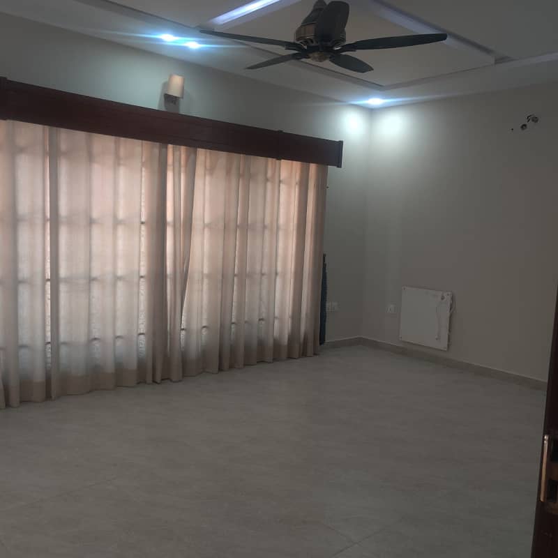 In DHA Phase 1 - Defence Villas 11 Marla House For sale 5