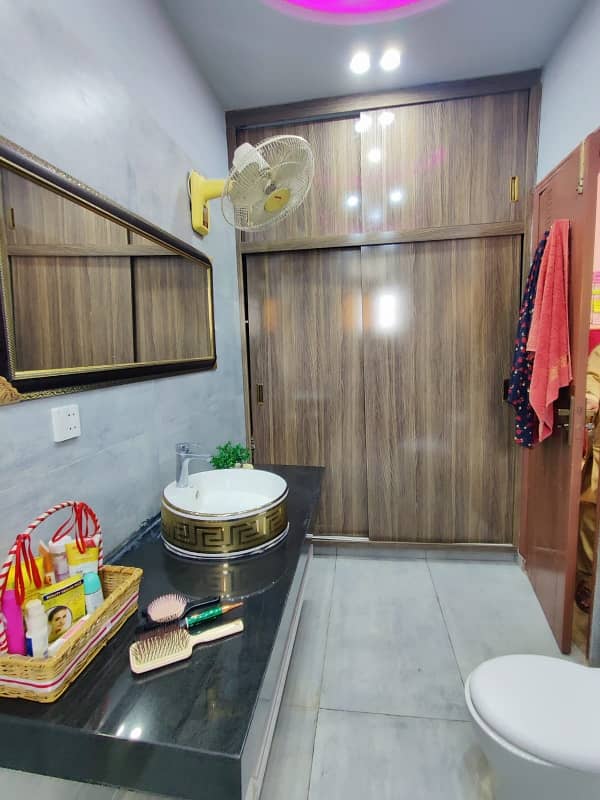 10 Marla Beautiful House At Hot Location 21