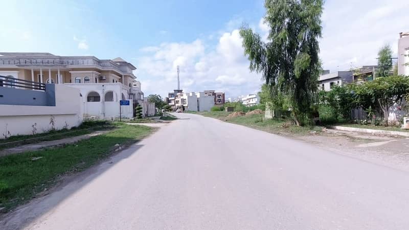 A Residential Plot Of 600 Square Yards In Rs. 9500000 0