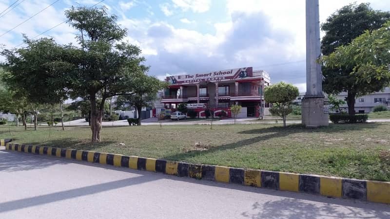 A Residential Plot Of 600 Square Yards In Rs. 9500000 5