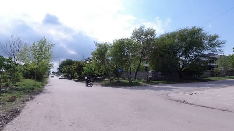 A Residential Plot Of 600 Square Yards In Rs. 9500000 11