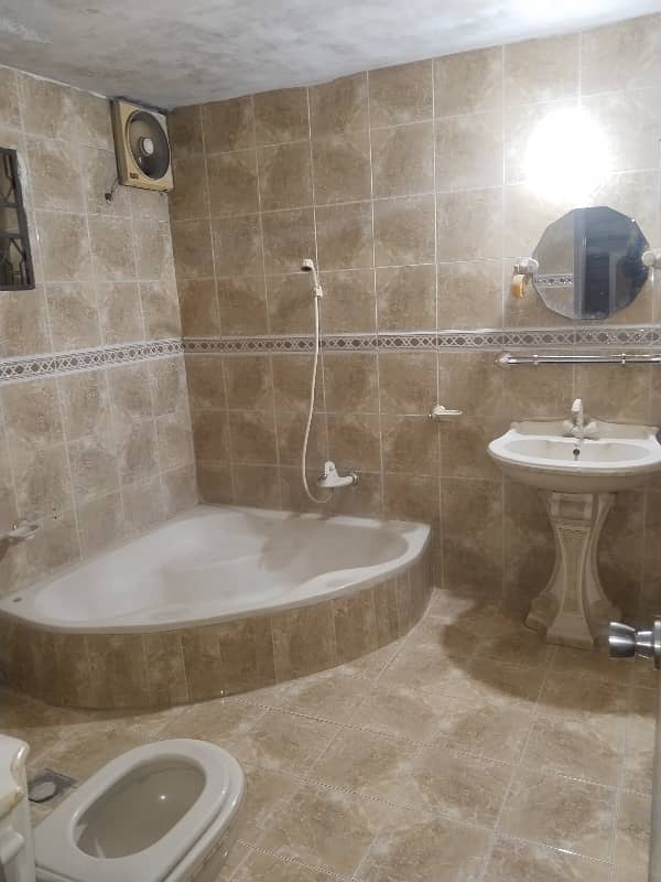 1 KANAL FULL HOUSE FOR RENT MODEL TOWN 34