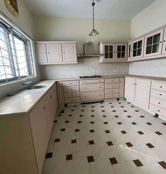 Reasonably-Priced 1 Kanal House In DHA Phase 4 - Block DD, Lahore Is Available As Of Now 4