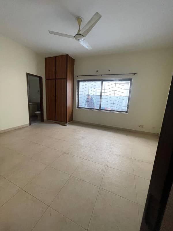 Reasonably-Priced 1 Kanal House In DHA Phase 4 - Block DD, Lahore Is Available As Of Now 7
