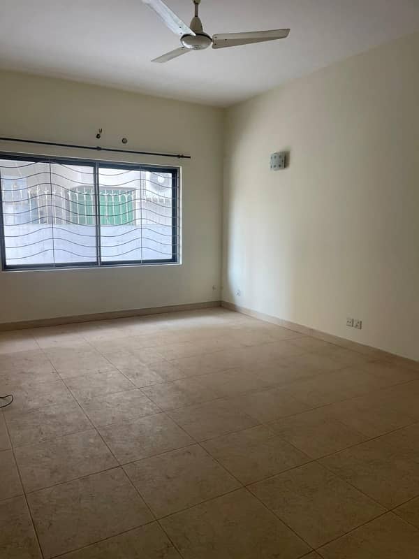 Reasonably-Priced 1 Kanal House In DHA Phase 4 - Block DD, Lahore Is Available As Of Now 8