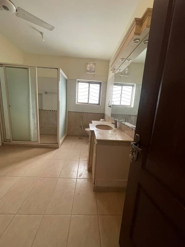 Reasonably-Priced 1 Kanal House In DHA Phase 4 - Block DD, Lahore Is Available As Of Now 13