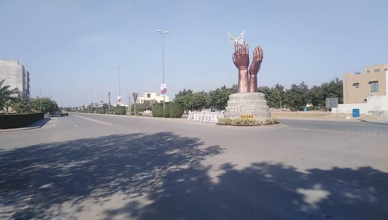 Bahria Orchard Measuring 8 Marla Facing Park plot for sale 0
