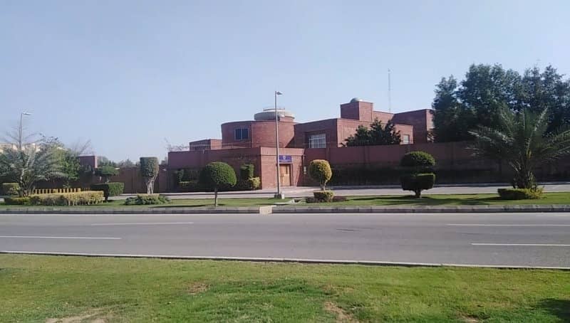 Bahria Orchard Measuring 8 Marla Facing Park plot for sale 2
