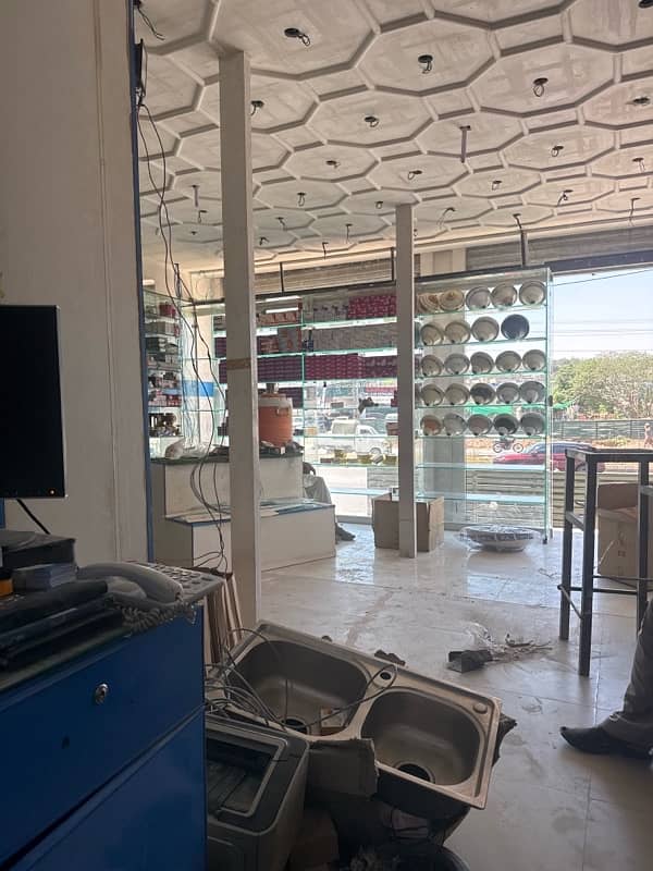 sanitary ke shop ke lie larkay chahiye 0