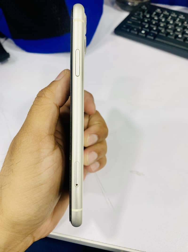 Iphone 11 with box 4