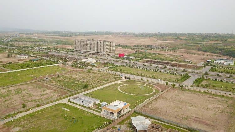 Unbeatable Investment Opportunity! Next to Main Boulevard Gulberg 4 Kanal 13 Marla Commercial Plot in Gulberg Ideal for Hotels, Apartments & Corporate Towers 4