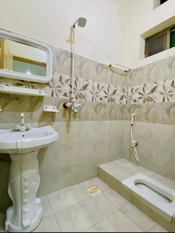 UPPER PORTION AVAILABLE NEAR UNIVERSITY OF SGD 6