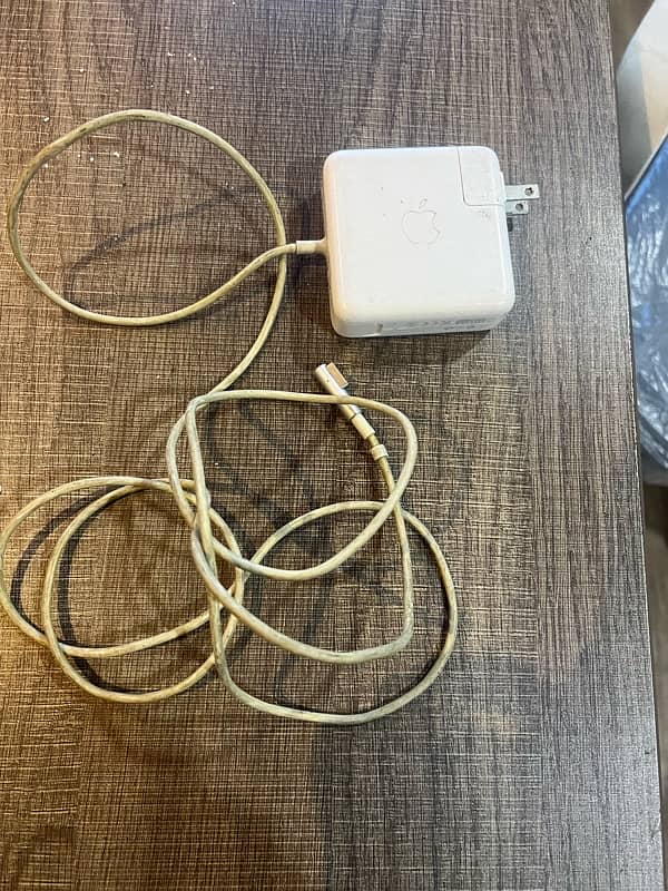 Macebook charger 0