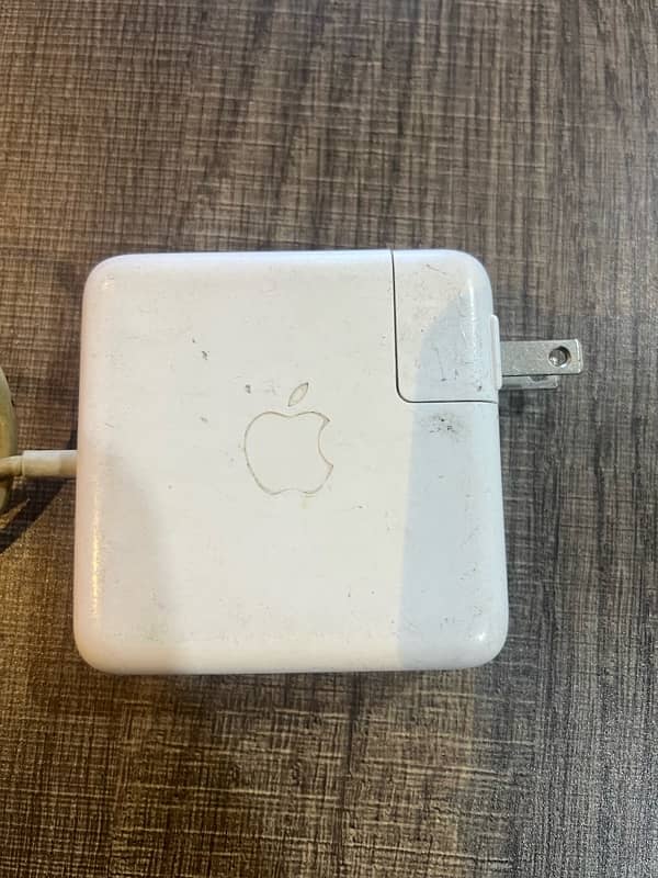 Macebook charger 1