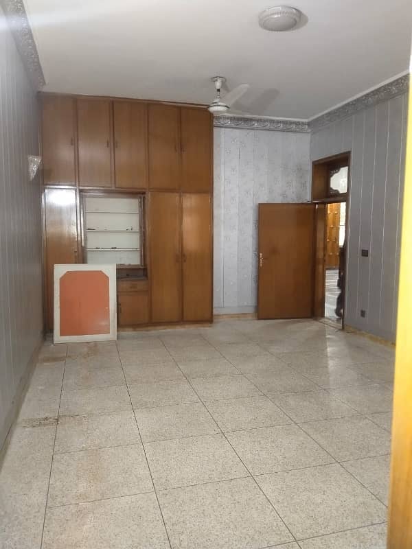Prime Location 1 Kanal House Available For Silent Office & Family Facing Park 3