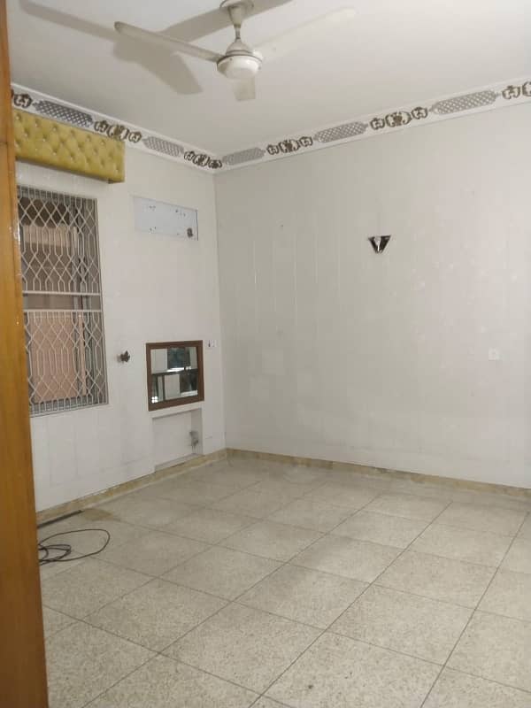 Prime Location 1 Kanal House Available For Silent Office & Family Facing Park 11