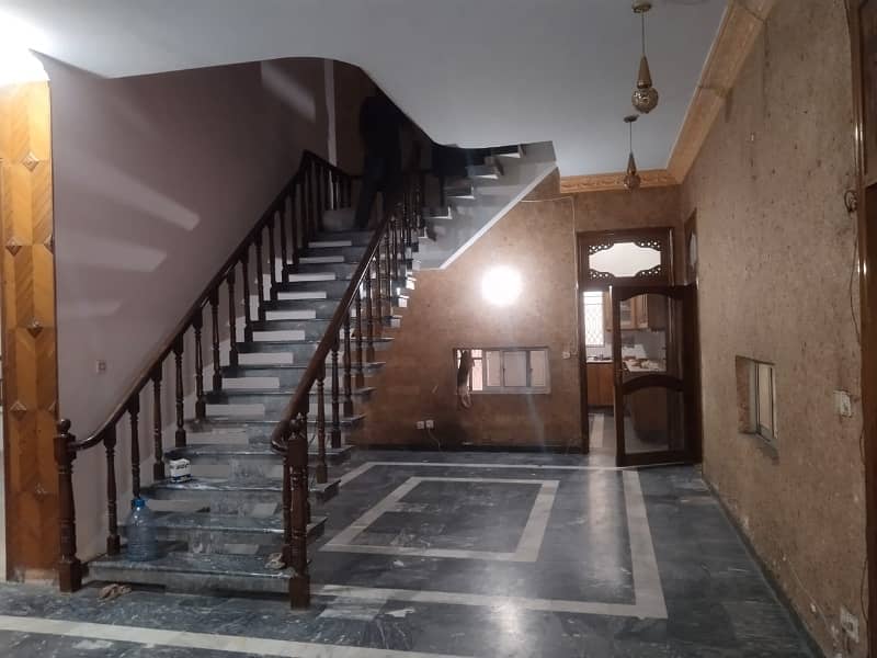 Prime Location 1 Kanal House Available For Silent Office & Family Facing Park 16