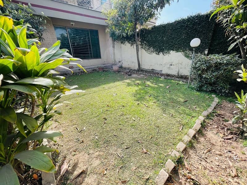 Beautiful House For Residence With Lawn 2
