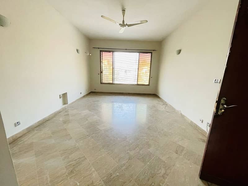 Beautiful House For Residence With Lawn 5