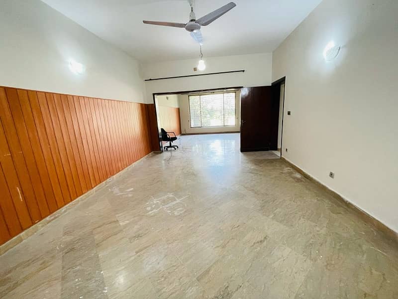 Beautiful House For Residence With Lawn 12
