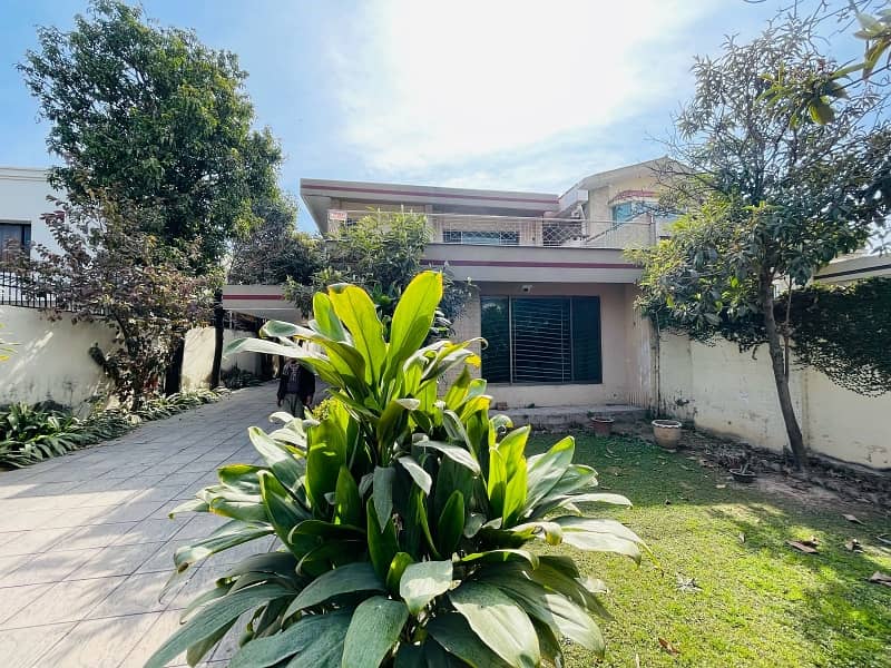 Beautiful House For Residence With Lawn 15