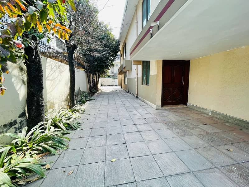 Beautiful House For Residence With Lawn 18