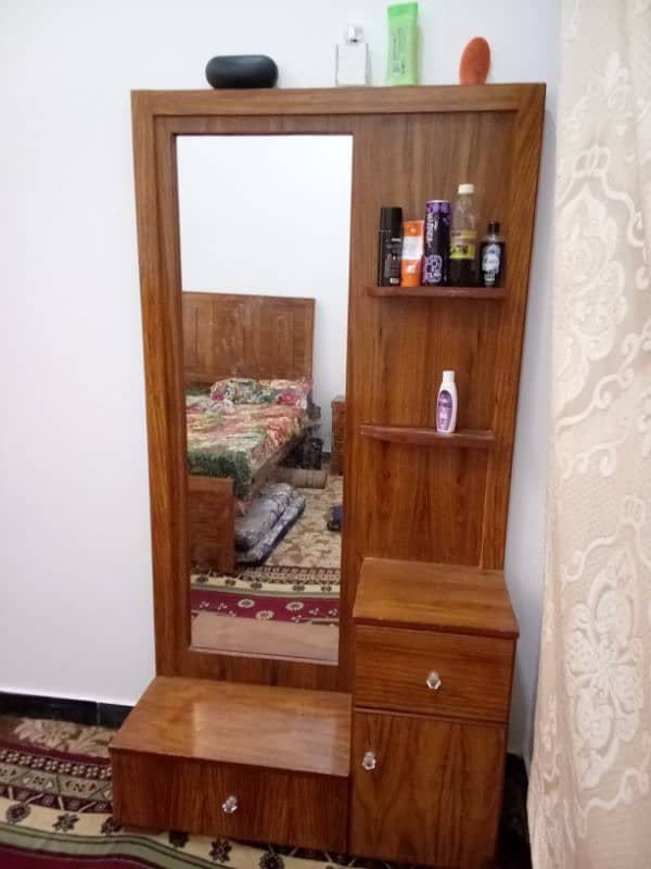doubble bed dressing with one sid tabl 4