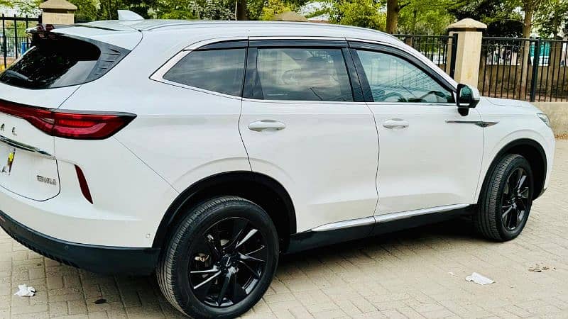 Haval H6 HEV  WHITE WITH RED 5