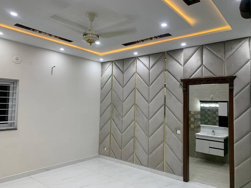 A House Of 1 Kanal In Bahria Town - Sector C 8