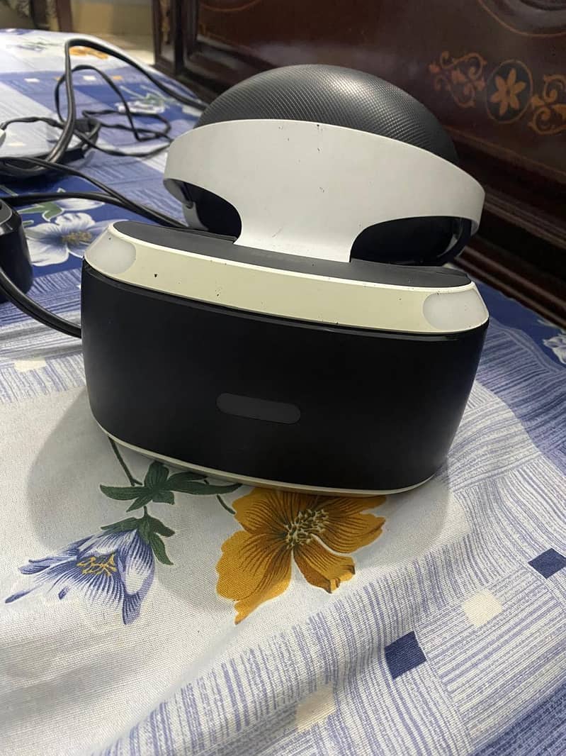 PS4 with Complete VR set + 5 CDs 4