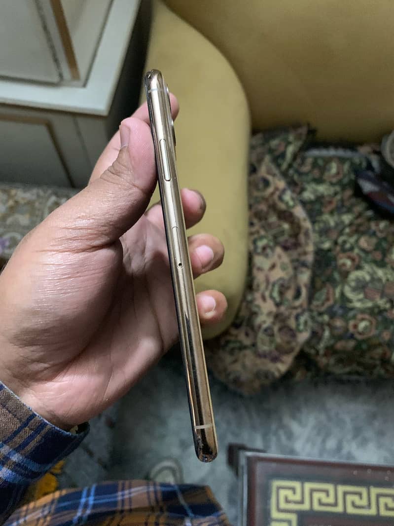 Iphone 11 pro max 256 gold PTA official 0
