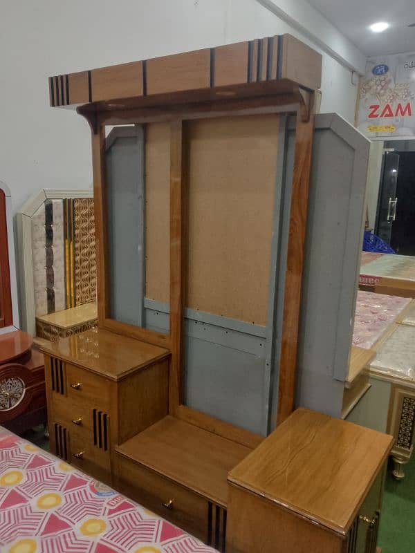 7 foot bed dressing and 2 side table 1