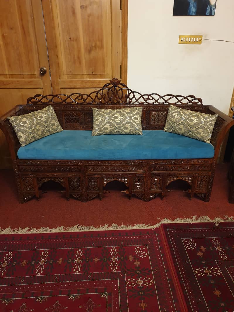 5 Seater Chinoyti sheesham wood set 4