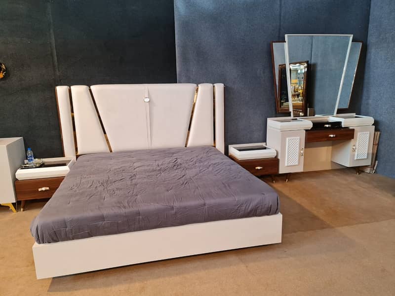 bed / wooden bed / bed set / dreesing table / furniture 0