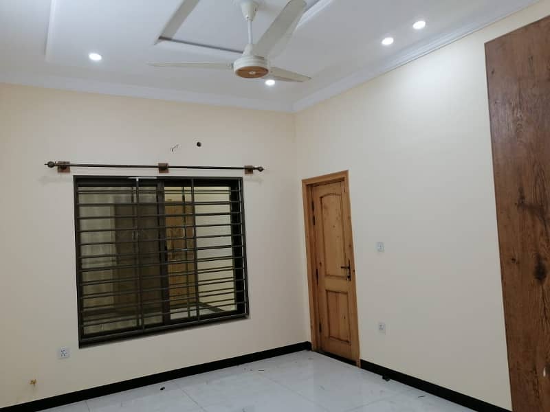 14 Marla Triple Story House For Rent In G/13-1 Islamabad 8