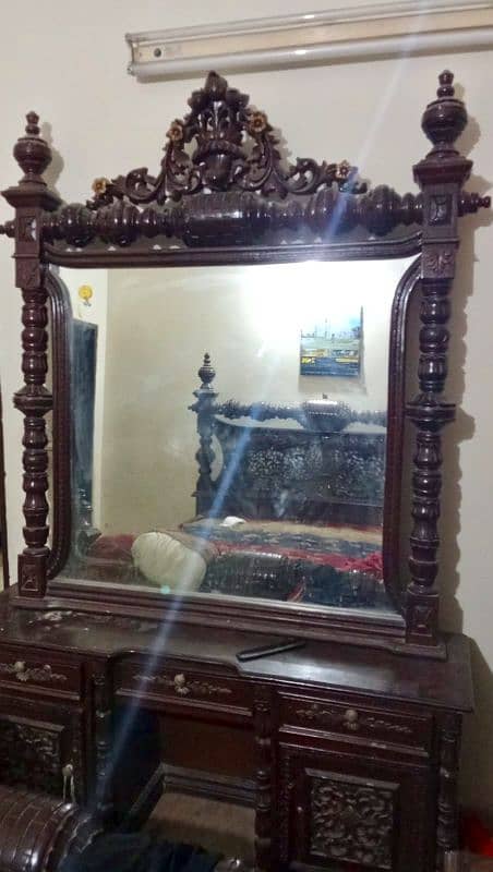 Heavy Chiniot made dressing table in good condition 0