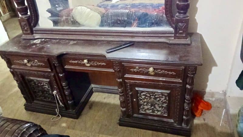 Heavy Chiniot made dressing table in good condition 1