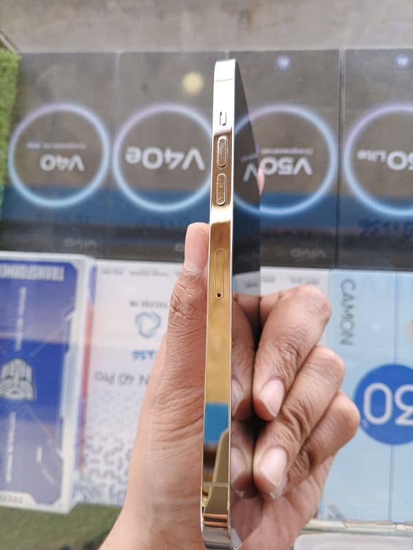 I phone 12 pro max 97 battery health 10 by 10 water pick 1 week chick 1