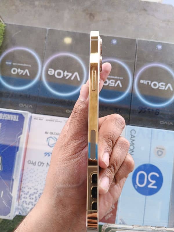 I phone 12 pro max 97 battery health 10 by 10 water pick 1 week chick 2