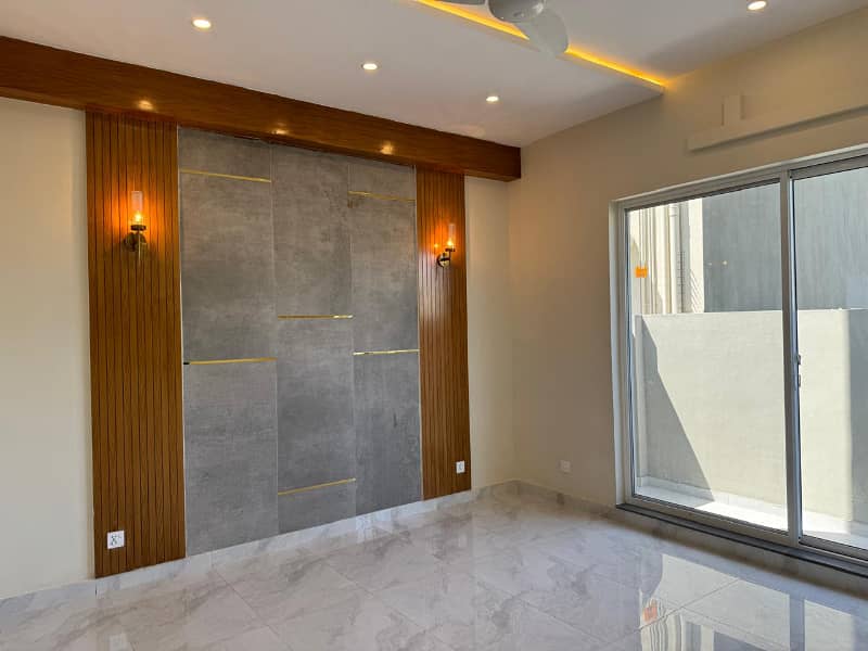 10 Marla Most Luxury Near to Commercial Bungalow for Sale 7