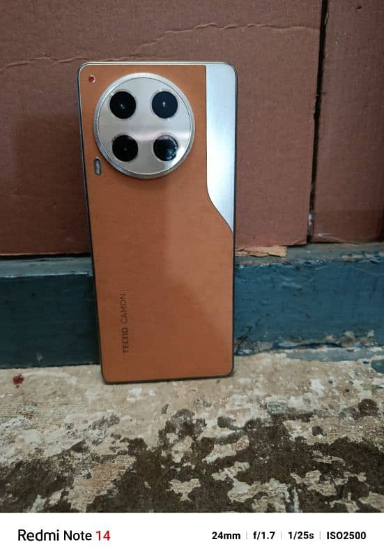 mobile bilkul saaf ha camon 30. warranty mn ha. 0