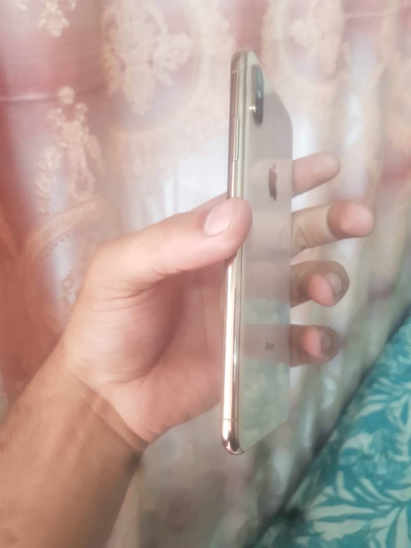 Apple iPhone XS Max 3