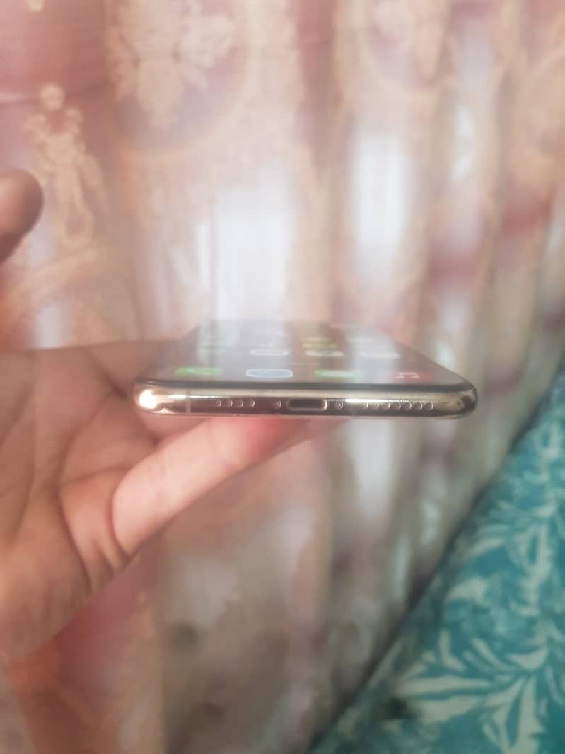 Apple iPhone XS Max 4