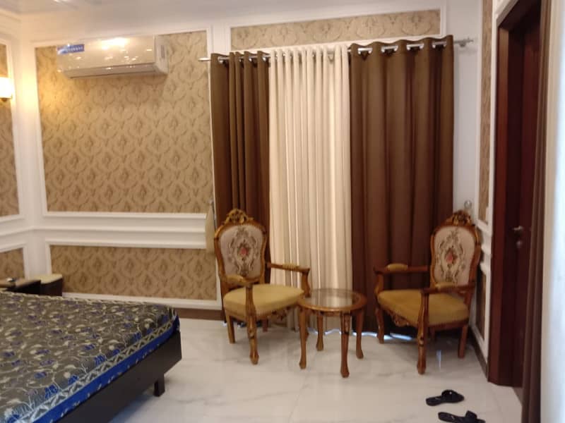 10 Marla House FOR RENT with Servant Quarter in Phase 4 DHA Lahore 9