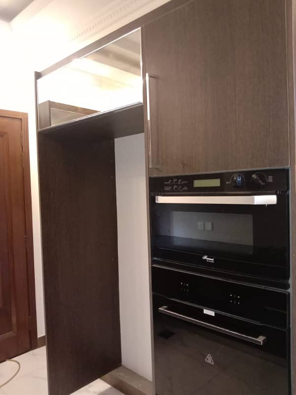 10 Marla House FOR RENT with Servant Quarter in Phase 4 DHA Lahore 12